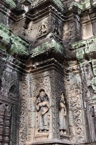 Gyönyörű Apsara Deva szobor a falon khmer templom — Stock Fotó