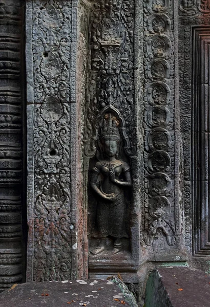 Apsara deva bas-relief on wall Ta Prohm temple — Stock Image Apsara deva bas-relief on wall Ta Prohm temple Stock Picture