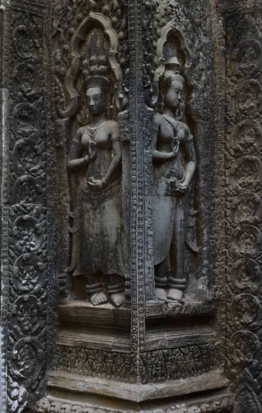 Apsara deva bas-relief on wall Khmer temple — Stock Image Apsara deva bas-relief on wall Khmer temple Stock Image