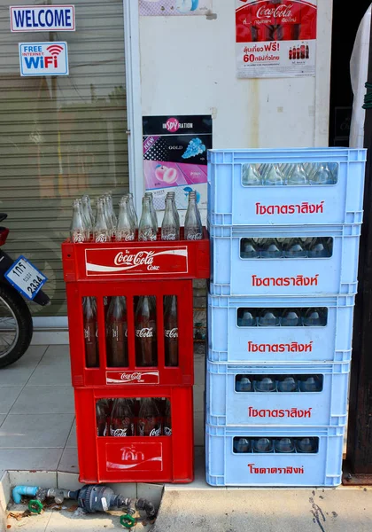 赤いプラスチック ボックスのコカ ・ コーラのボトルを空のごみ — ストック写真