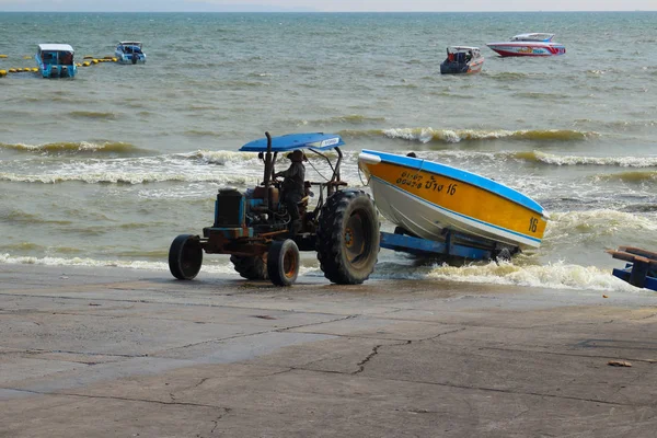 Traktor mit Anhänger zum Abschleppen eines Bootes — Stockfoto