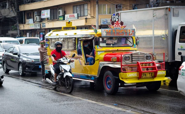 Traditioneller Jeepney auf der Straße Stadt — Stockfoto