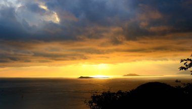 Deniz üzerinde tropikal gün batımı