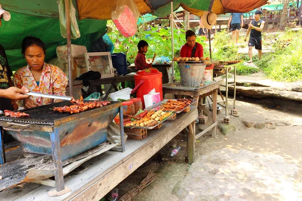 Cocinar comida local cambodiana — Foto de Stock