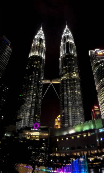 Wieże Petronas Twin Towers i fontanna w nocy — Zdjęcie stockowe
