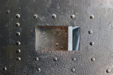 Görüntüleme deliği ile eski kapı