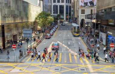 Hong Kong'da yoğun yaya ve araba geçişi