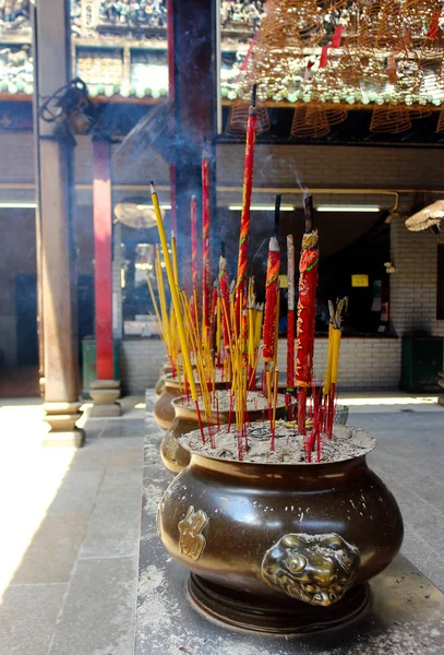 Rokerige wierook stokjes in de Thien Hau-tempel — Stockfoto