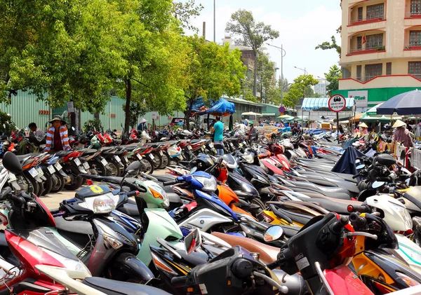 Парковка для мотоциклов возле рынка Cho Binh Tay — стоковое фото