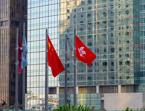 도시 배경으로 홍콩 플래그 — 스톡 사진