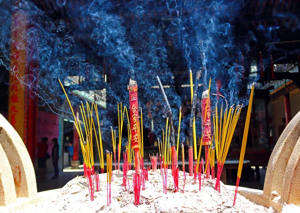 Paus de incenso fumegante no Templo Thien Hau — Fotografia de Stock