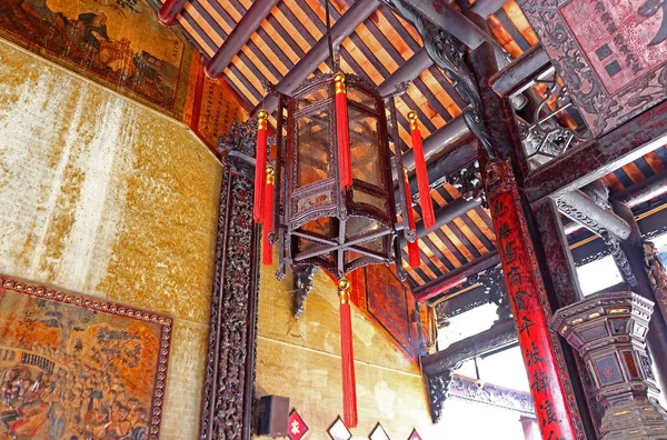 Decoraciones de madera tallada en la pagoda Ba Thien Hau —  Fotos de Stock