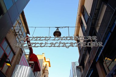 İstanbul, Türkiye - 10 Ekim 2019: İstanbul, Kadiköy 'de gökyüzüne karşı Türkçe' Mutlu yıllar 'yazıtları. Çeviri: mutlu insanlar, mutlu hikayeler