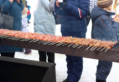 Krasnoyarsk, Rusya - 7 Ocak 2019: Yeni Yıl ve Noel partisi bbq ile şehir sahnesi. Kış caddesinde barbekü tüttürüyorum. Tatiller ve hafta sonları şehirde. Aile Tatili