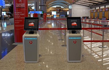 İstanbul, Türkiye - 11 Ekim 2019: İstanbul Uluslararası Havalimanı 'na girişler. Seçici odak