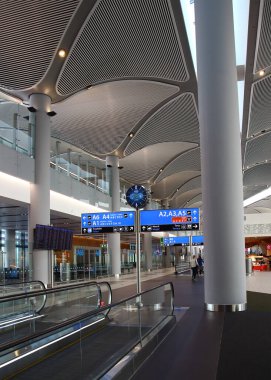 İstanbul, Türkiye - 30 Ekim 2019: Yeni Uluslararası İstanbul Havaalanı 'nın kalkış salonu. Seçici odak