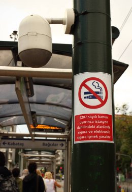 İstanbul, Türkiye - 6 Ekim 2019: Türk yasalarına uygun olarak tramvay duraklarında sigara ve elektronik sigara içilmesini yasaklayan imza