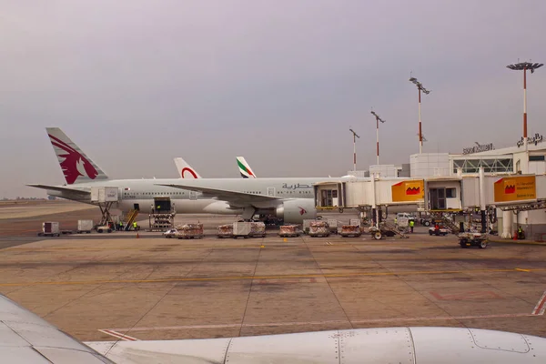 Casablanca, Fas - 11 Ekim 2019: Mohammed V Uluslararası Havalimanı 'ndaki terminal yakınlarında park halindeki uçaklar üzerindeki uçak penceresinden görüntü. Düşük ışık atışı