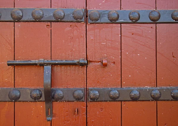 Fragmento Puerta Madera Pintada Marrón Sucia Con Perno Hierro Viejo — Foto de Stock