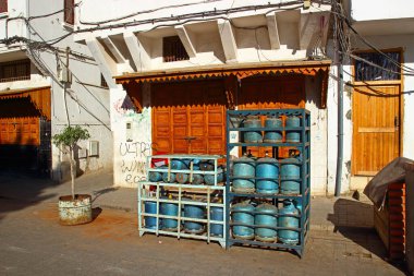 Casablanca, Fas - 21 Ekim 2019: Kazablanka, Fas 'ta oksijen ve gaz tüpleriyle dolu rafların görüntüsü