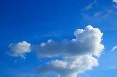 Yumuşak arkaplan, parlak mavi gökyüzü ve kabarık bulutlar