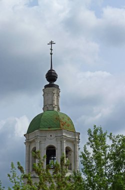 Zaraysk kasabasındaki Trinity Kilisesi 'nin çan kulesinin bir parçası. XVIII-XIX yüzyıllarının mimari anıtı.