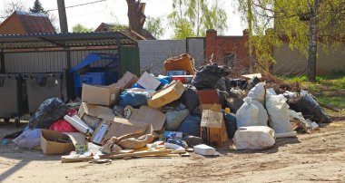 Zaraysk, Rusya - 1 Mayıs 2019: boş çöp kutularının yanına yığılmış büyük bir ev çöplüğü. İnsanların doğaya karşı kaba tavırları. Tüketim dünyasında çevre felaketi