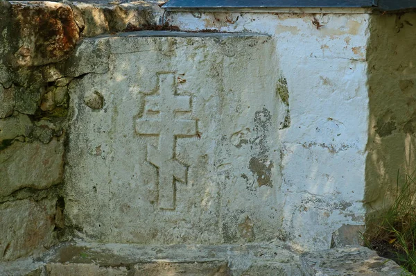 Cruz Cristã Antiga Gravada Uma Parede Pedra Calcária Branca Sobre — Fotografia de Stock