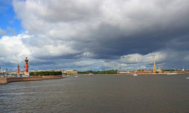 St. Petersburg, Rusya - 03 Ağustos 2019: bulutlu bir günde köprüden eski Saint Petersburg Borsası ve Rostral Sütunları 'na görüş. Vasilievsky Adası 'nın Rus Strelka' sına tükür.