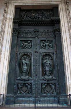 St. Petersburg, Rusya - 4 Ağustos 2019: Saint Petersburg 'daki Saint Isaac Katedrali' nin bronz kapıları. İncil sahneleri ve giriş kapılarında Ortodoks azizleri.