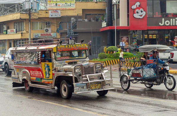 필리핀 Cebu 2018 필리핀의 비오는 거리의 전형적 지프니는 필리핀 징이다 — 스톡 사진