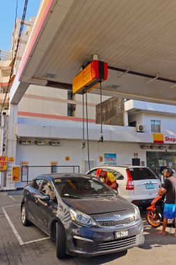 Manila, Filipinler - 24 Eylül 2018: Manila 'da yakıt ve benzin istasyonu.