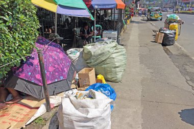 Manila, Filipinler - 24 Eylül 2018: Merkez Manila 'da bir yol boyunca tipik kaldırım manzarası