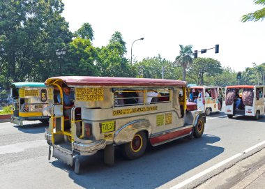 Manila, Filipinler - 24 Eylül 2018: Manila yolundaki cip ucuz bir otobüs servisidir. Jipler, Amerikan askeri jiplerinden esinlenerek toplu taşıma araçlarıdır.