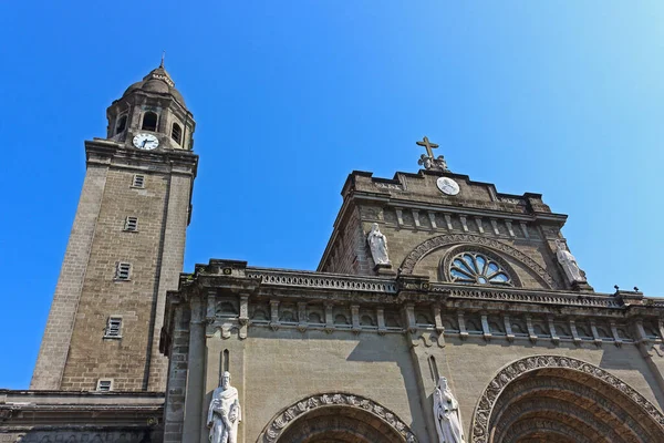 マニラ大聖堂の断片的なファサードと上部またはフィリピンのイントラムールの歴史的な城壁都市での暗黙の概念の小聖堂と大聖堂 — ストック写真