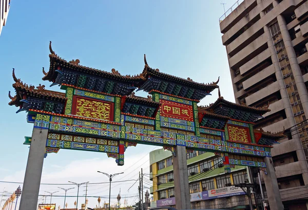 Manila Philippinen September 2018 Bunter Bogen Mit Chinesischen Schriftzeichen Eingang — Stockfoto
