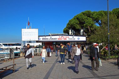 İstanbul, Türkiye - 10 Ekim 2019: Turyol Uskudar rıhtımında kimliği belirsiz yolcular. Turyol Türkiye 'de özel feribot operatörü