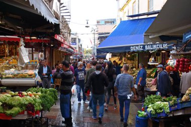 İstanbul, Türkiye - 10 Ekim 2019: İstanbul 'un Asya yakasındaki bir sokak gıda pazarında alıcılar, satıcılar ve turistler. Yerel Türk pazarından alışveriş yapan insanlar.