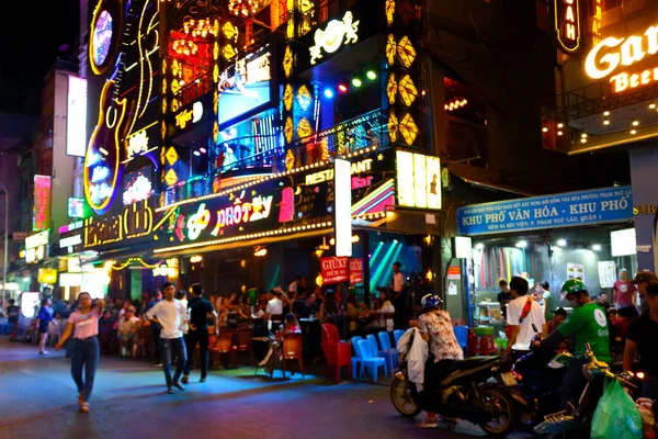 Ho Chi Minh City, Vietnam - 27 Mart 2019: Saigon şehrindeki Bui Vien caddesinde gece hayatı bulanık neon ışıkları. Popüler turist eğlencesi. Fotoğraf gece düşük ışıkta çekildi, seçici odaklanma