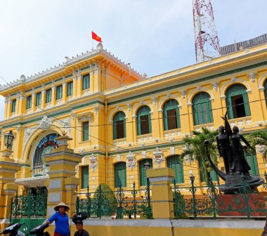 Ho Chi Minh City, Vietnam - 28 Mart 2019: Ho Chi Minh Şehir Postanesi, veya Saigon Merkez Postanesi. Fransız sömürgesinin kültürel mirası. Popüler turistik cazibe