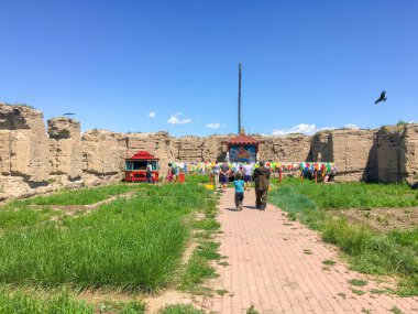 Chadan, Tuva Cumhuriyeti, Rusya - 6 Temmuz 2019: Müminler, güneşli bir yaz gününde Chadan yakınlarındaki eski Budist tapınağı Ustuu Huree 'nin kalıntılarına dua etmeye geldiler.