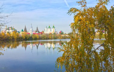 Rusya 'nın başkenti Moskova' da göl suyundaki İzmailovsky Kremlin 'in bulanık bir yansıması.