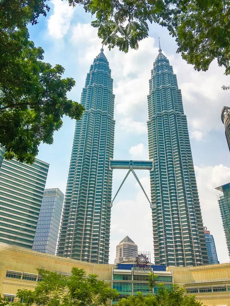 マレーシアのクアラルンプール 2019年3月11日 マレーシアのクアラルンプールにあるペトロナスツインタワーを高層ビル マレーシアの首都で最も人気のある観光ランドマーク 選択的焦点 ノイズ可視フィルム穀物 — ストック写真