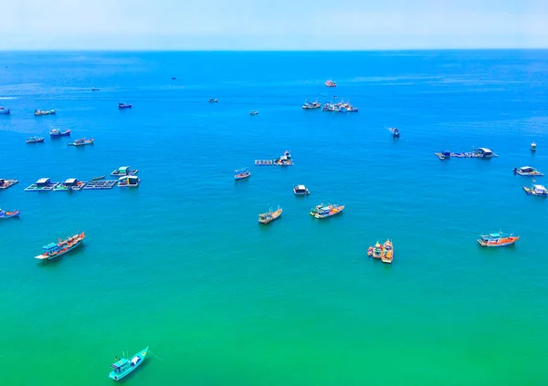 Barcos Pesca Tradicionais Coloridos Mar Azul Ilha Phu Quoc Vietnã — Fotografia de Stock