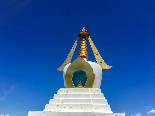 Top Met Boeddhabeeld Een Van Vier Witte Boeddhistische Stupa Van — Stockfoto