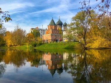 Rusya Köprüsü 'Barbican' kulesi ve İzmaylovo Estate, Moskova 'daki gölün kıyısındaki şefaat katedrali ile sonbahar Rus manzarası. 17. yüzyılın mimari anıtı.