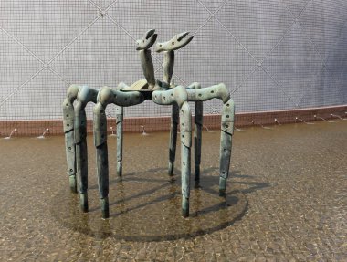 Hong Kong, Çin - 4 Ekim 2018: Heykel 1 - General 1984, heykeltıraş - Cheung Yee, Hong Kong Sanat Müzesi ile Hong Kong Uzay Müzesi arasındaki Salisbury Garden kamu alanı