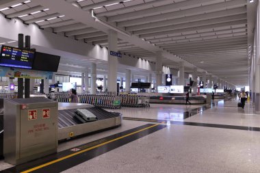 Hong Kong, Çin - 4 Ekim 2018: Hong Kong Uluslararası Havaalanı bagaj teslim salonu