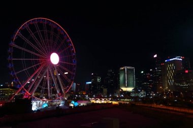Hong Kong, Çin - 4 Ekim 2018: Hong Kong iş bölgesinin gece ışıkları altında canlı bir görüntüsü. Geceleyin düşük ışık, yumuşak odaklanma
