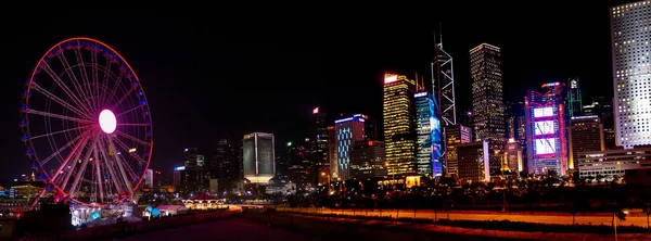 中国香港 2018年10月4日 香港商业区在夜间霓虹灯下的生动全景 夜光昏暗 焦距柔和 — 图库照片